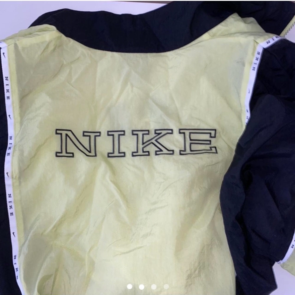 VINTAGE NIKE WINDBREAKER